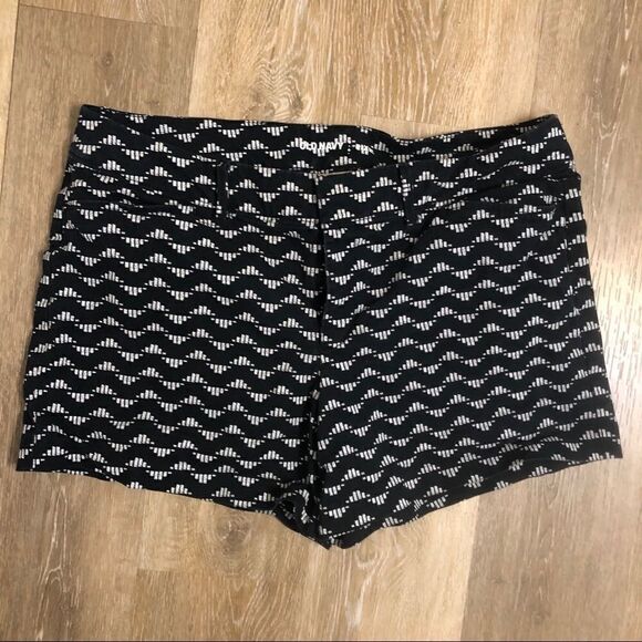 Old Navy Pixie Shorts black and white print mid hi rise 4” 10 Reg - Picture 3 of 14